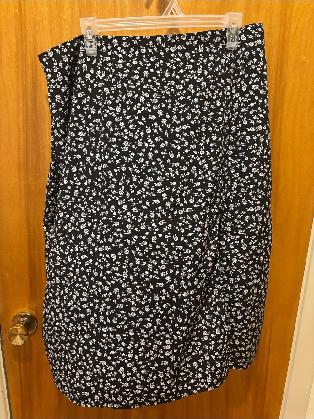⭐ 3 for $15 SHEIN Black Midi Skirt with White Floral Print